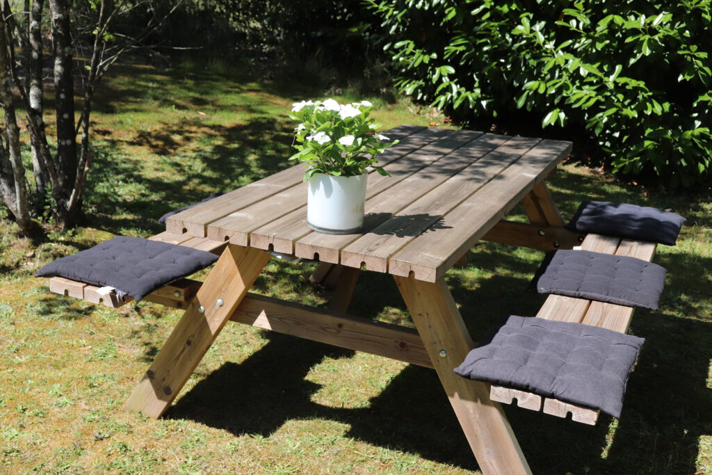 Picknicktafel in de tuin